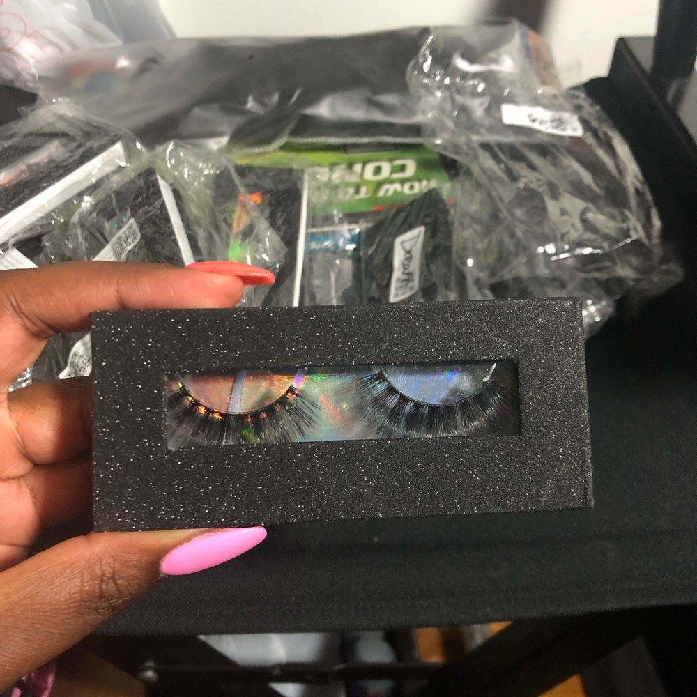 Lashes - Picture 3 of 3